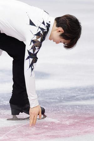 男子ＳＰの演技を終え、氷に触れる鍵山優真（共同）