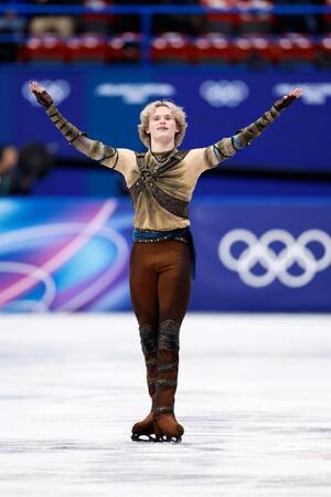 男子ＳＰの演技を終え、あいさつするイリア・マリニン＝ミラノ（共同）