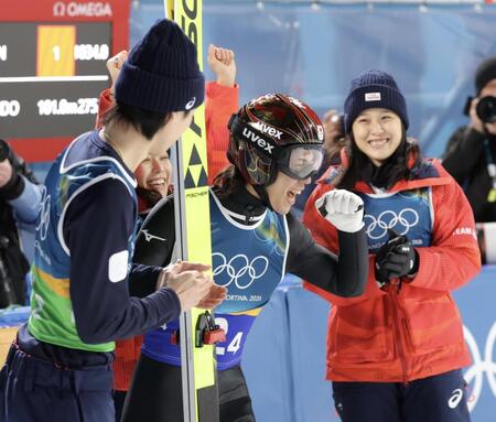 二階堂蓮（中央）の得点を見て喜ぶ日本チーム（撮影・吉澤敬太）