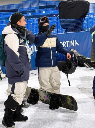 本番会場のテスト滑走に参加し、スタッフと話す平野歩夢（右）＝７日、リビーニョ（共同）