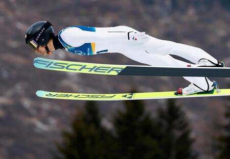 渡部暁斗の前半飛躍＝プレダッツォ（共同）