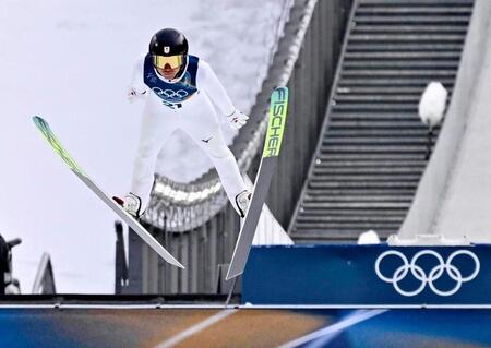 渡部暁斗の前半飛躍＝プレダッツォ（共同）