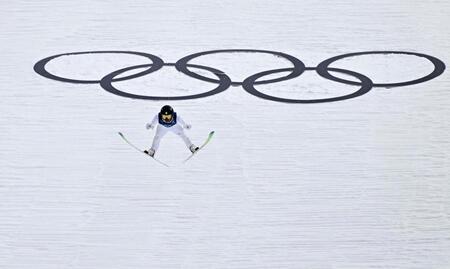 渡部暁斗の前半飛躍＝プレダッツォ（共同）