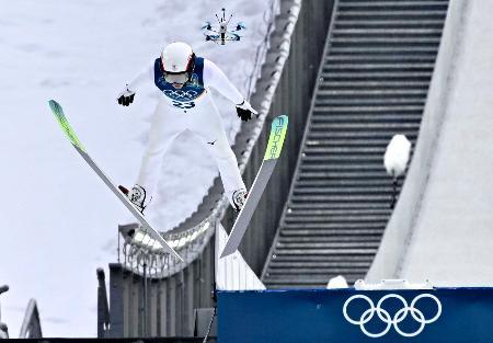 　男子個人ノーマルヒル　山本涼太の前半飛躍＝プレダッツォ（共同）