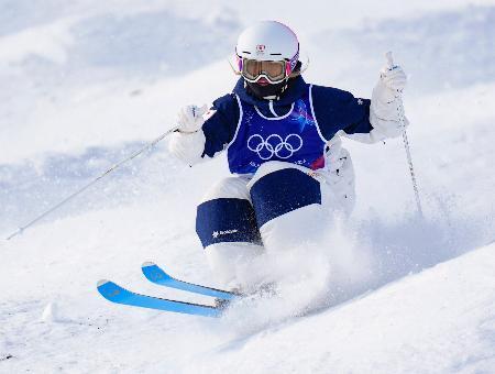 　女子モーグル予選　コブを攻める柳本理乃＝リビーニョ（共同）