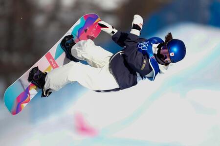 エアを決める清水さら＝リビーニョ（共同）