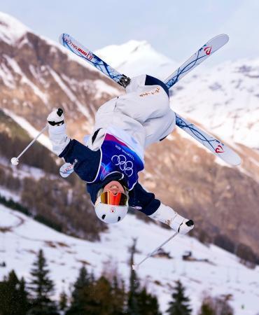 　女子モーグル決勝２回目　第２エアを決める冨高日向子＝リビーニョ（共同）