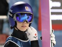 飛躍を終え記録を待つ小林陵侑（撮影・吉澤敬太）