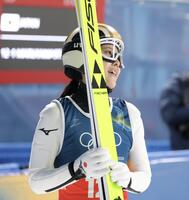 飛躍を終え、微笑む丸山希（撮影・吉澤敬太）