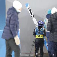 スタッフに付き添われ控え所へ向かう高梨沙羅（撮影・吉澤敬太）