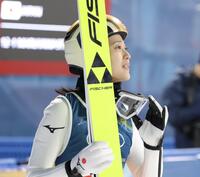 飛躍を終えモニターを見つめる丸山希（撮影・吉澤敬太）