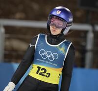 飛躍を終えた高梨沙羅（撮影・吉澤敬太）