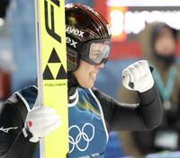 飛躍を終え、拳を握る二階堂蓮（撮影・吉澤敬太）