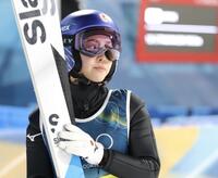 飛躍を終え、記録を待つ高梨沙羅（撮影・吉澤敬太）