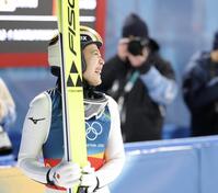 飛躍を終え笑顔の丸山希（撮影・吉澤敬太）