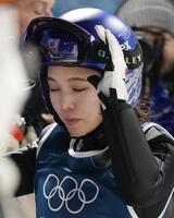 混合団体　２回目の飛躍を終え涙を流す高梨沙羅＝プレダッツォ（共同）