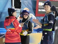 　混合団体　２回目の飛躍を終え、笑顔を見せる高梨沙羅。左は丸山希、右は小林陵侑＝プレダッツォ（共同）