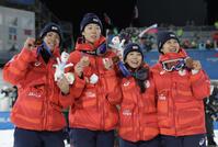 銅メダルを獲得し喜ぶ（左から）丸山希、小林陵侑、高梨沙羅、二階堂蓮（撮影・吉澤敬太）