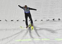 　混合団体　２回目の飛躍で着地を決める二階堂蓮＝プレダッツォ（共同）