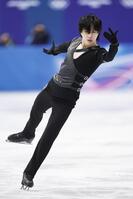 男子ＳＰ　演技する三浦佳生＝ミラノ（共同）