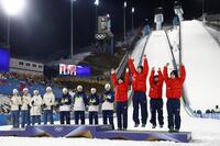 混合団体で銅メダルを獲得し、笑顔で表彰台に上がる（右から）二階堂蓮、高梨沙羅、小林陵侑、丸山希＝プレダッツォ（共同）