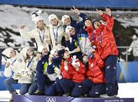 混合団体の表彰式で記念撮影する二階堂蓮（右端）ら＝プレダッツォ（共同）