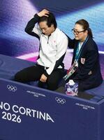 男子ＳＰの演技を終え、得点を確認した三浦佳生。右は佐藤紀子コーチ（共同）