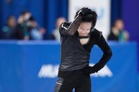 男子ＳＰの演技を終え、肩を落とす三浦佳生（共同）