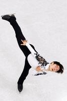 演技する鍵山優真＝ミラノ（共同）