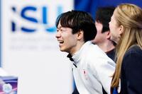 男子ＳＰの演技を終え、キスアンドクライで笑顔を見せる鍵山優真（共同）