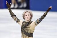 男子ＳＰの演技を終え、あいさつするイリア・マリニン（提供・共同通信社）