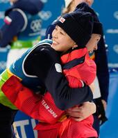 混合団体で銅メダルを獲得し、抱き合って喜ぶ高梨沙羅（手前）と小林陵侑（共同）