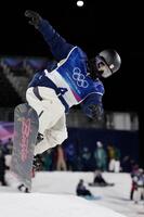 男子ハーフパイプの公式練習で調整する平野歩夢＝リビーニョ（共同）