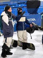 本番会場のテスト滑走に参加し、スタッフと話す平野歩夢（右）＝７日、リビーニョ（共同）