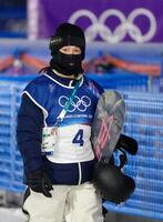 男子ハーフパイプの公式練習を終え、引き揚げる平野歩夢＝リビーニョ（共同）