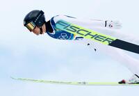 渡部暁斗の前半飛躍＝プレダッツォ（共同）