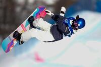 エアを決める清水さら＝リビーニョ（共同）