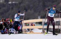 後半距離で力走する渡部暁斗（左）＝テーゼロ（共同）