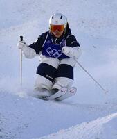 決勝１回目　コブを攻める冨高日向子＝リビーニョ（共同）