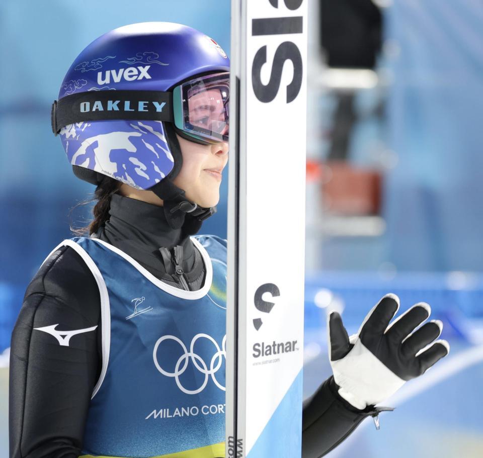 飛躍を終え笑顔を見せる高梨沙羅（撮影・吉澤敬太）