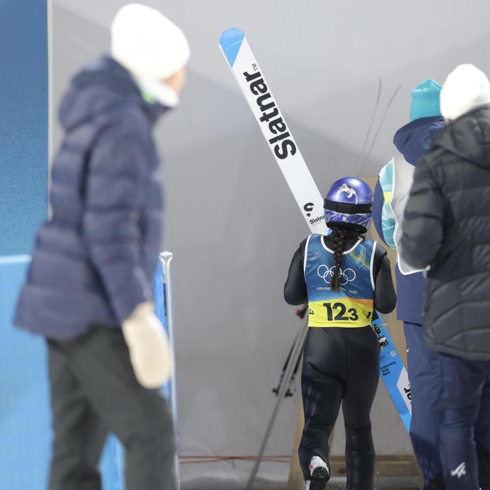 スタッフに付き添われ控え所へ向かう高梨沙羅（撮影・吉澤敬太）