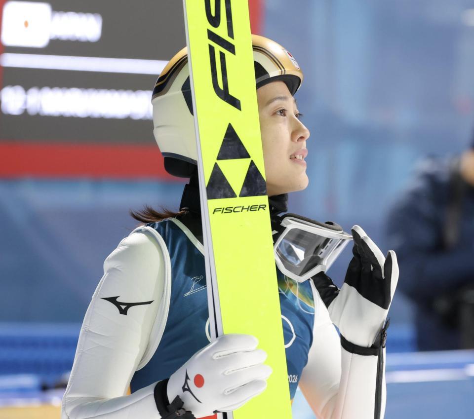 飛躍を終えモニターを見つめる丸山希（撮影・吉澤敬太）