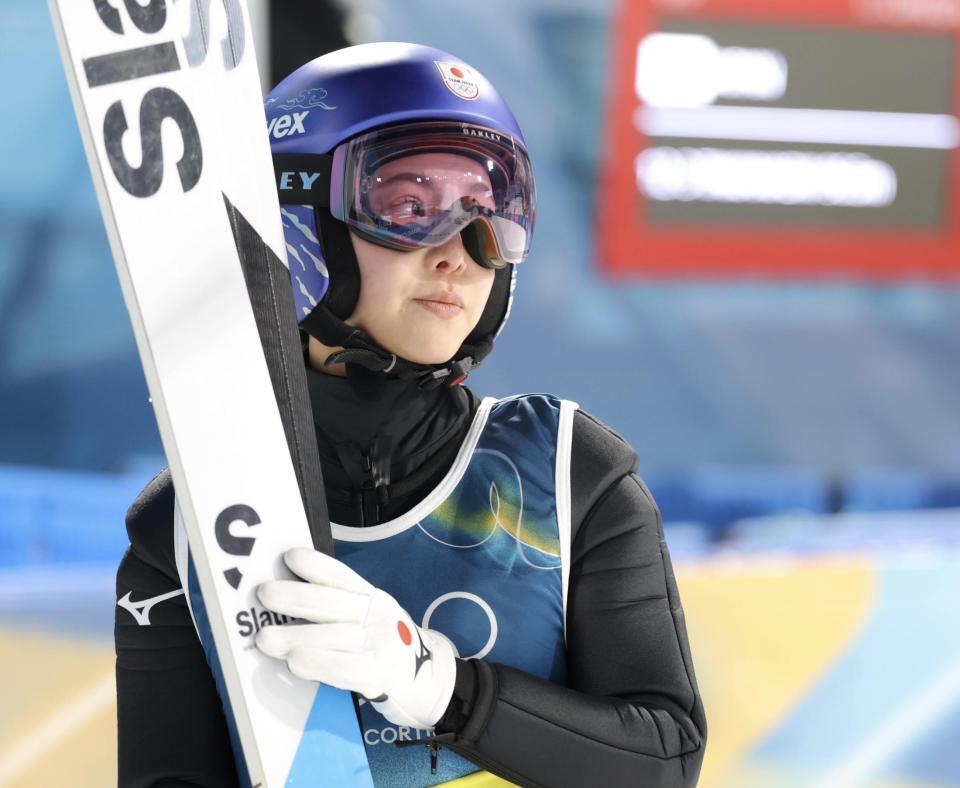 飛躍を終え、記録を待つ高梨沙羅（撮影・吉澤敬太）