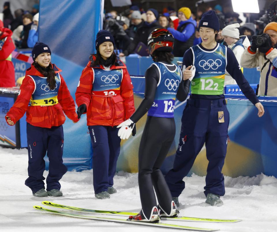 混合団体　２回目の飛躍を終えた二階堂蓮を迎える（左から）高梨沙羅、丸山希、小林陵侑＝プレダッツォ（共同）