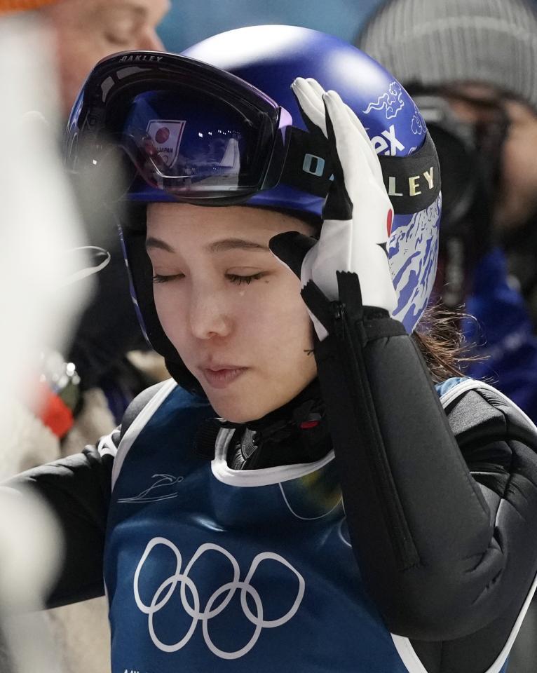 混合団体　２回目の飛躍を終え涙を流す高梨沙羅＝プレダッツォ（共同）