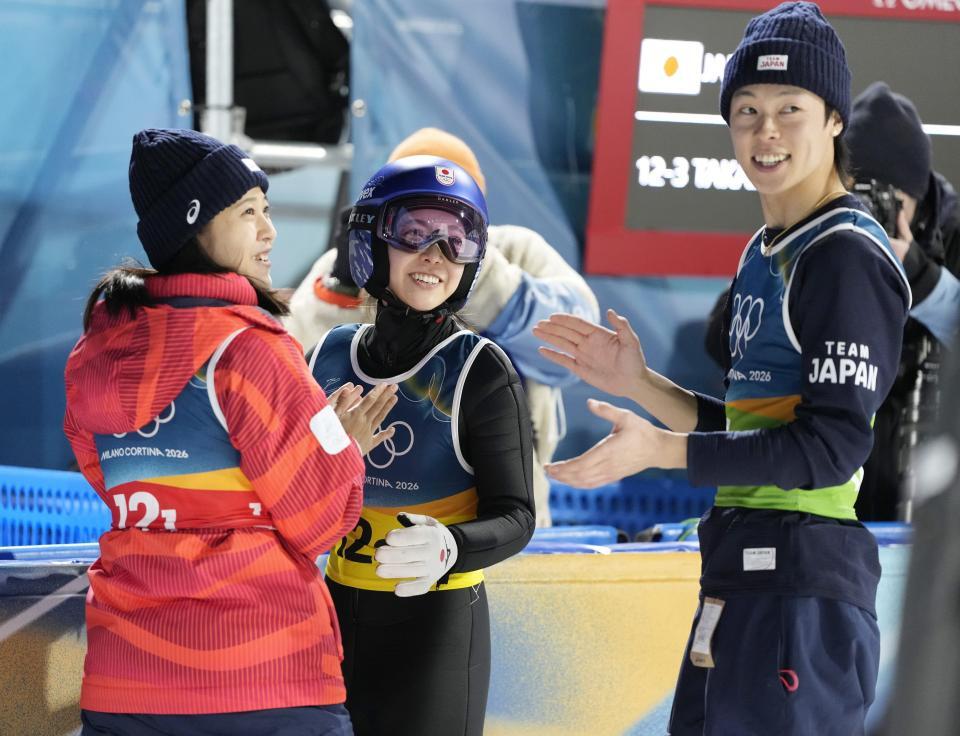 　混合団体　２回目の飛躍を終え、笑顔を見せる高梨沙羅。左は丸山希、右は小林陵侑＝プレダッツォ（共同）