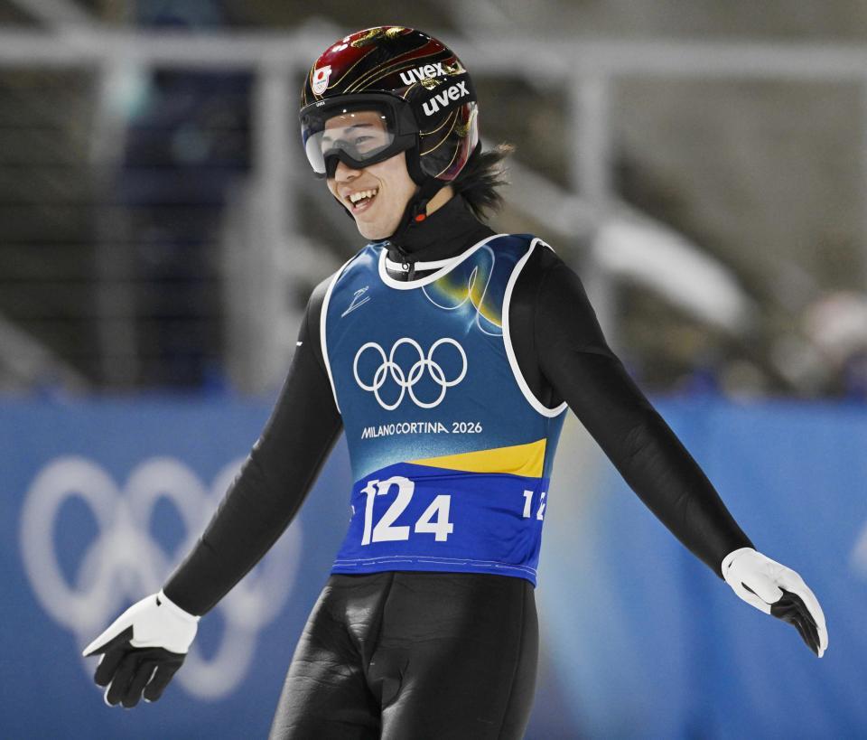 　混合団体　２回目の飛躍を終え、笑顔を見せる二階堂蓮＝プレダッツォ（共同）