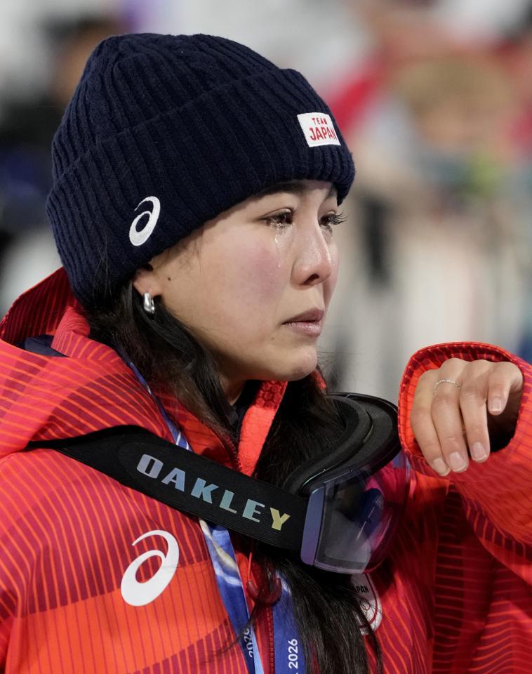 混合団体の表彰式を終え、涙を流す高梨沙羅＝プレダッツォ（共同）