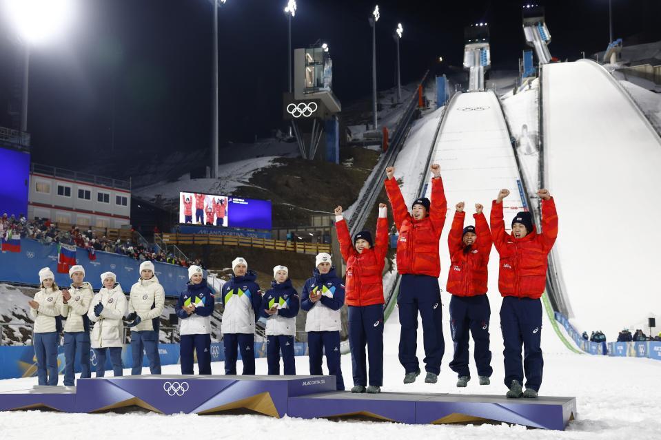 混合団体で銅メダルを獲得し、笑顔で表彰台に上がる（右から）二階堂蓮、高梨沙羅、小林陵侑、丸山希＝プレダッツォ（共同）