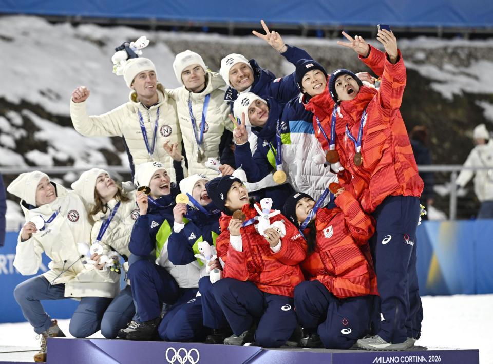 混合団体の表彰式で記念撮影する二階堂蓮（右端）ら＝プレダッツォ（共同）